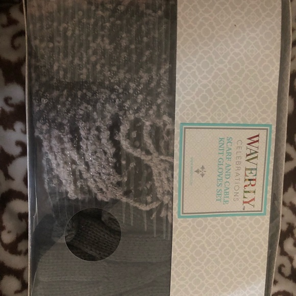 Brand new scarf and glove set beautiful - Picture 2 of 4